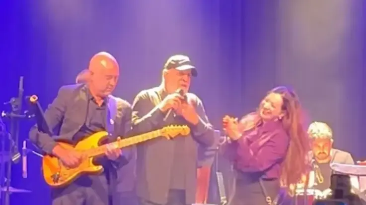 טלי גוטליב ואמיר אוחנה על הבמה עם עופר לוי