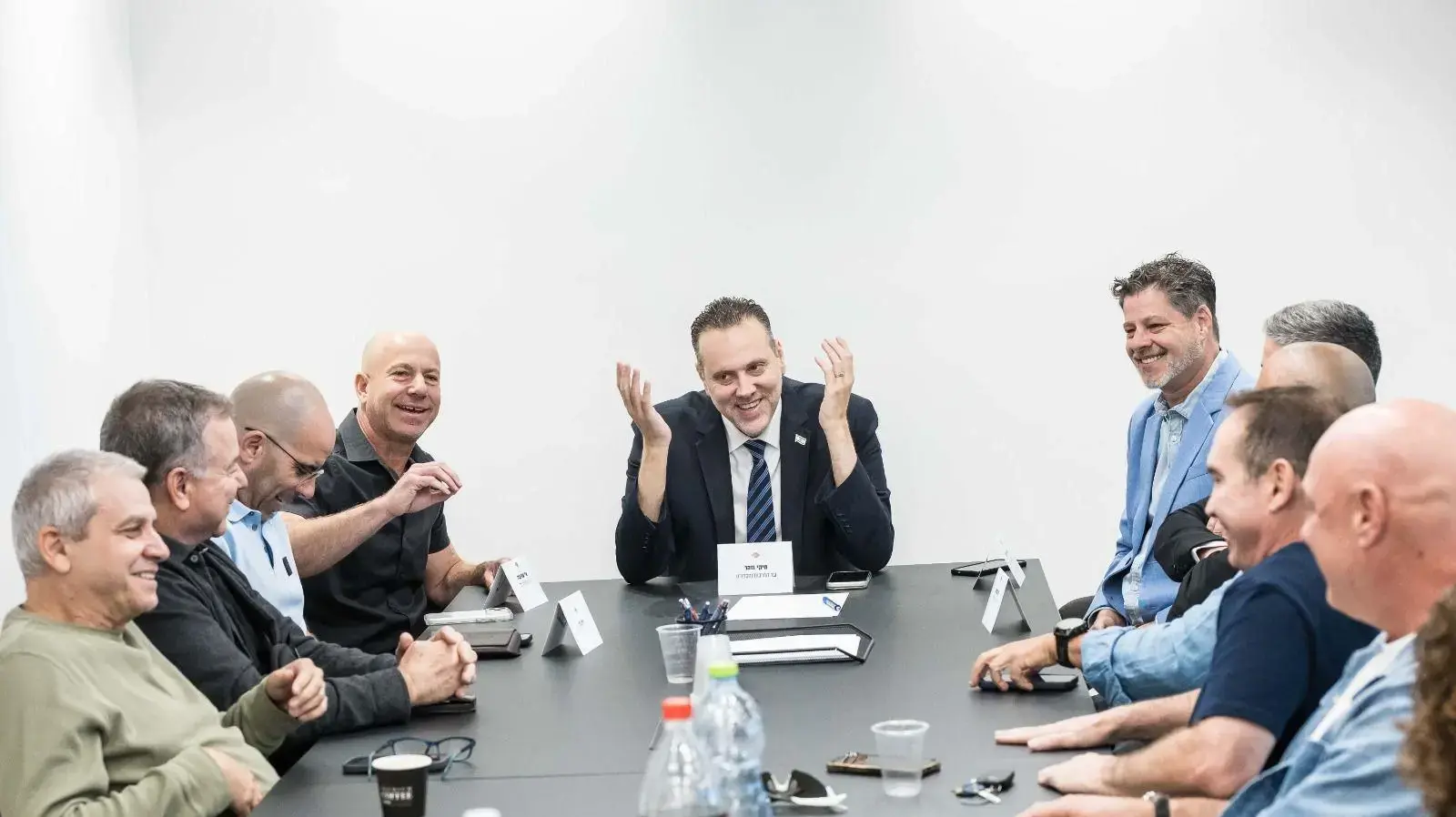 ישיבה במשרדי ליגת העל בכדורסל בהשתתפות שר התרבות והספורט, מיקי זוהר, יושב ראש ליגת ווינר סל, ארי שטינברג, נציגי קבוצות הליגה, במטרה לדון בסוגיית מעמד השחקן הישראלי