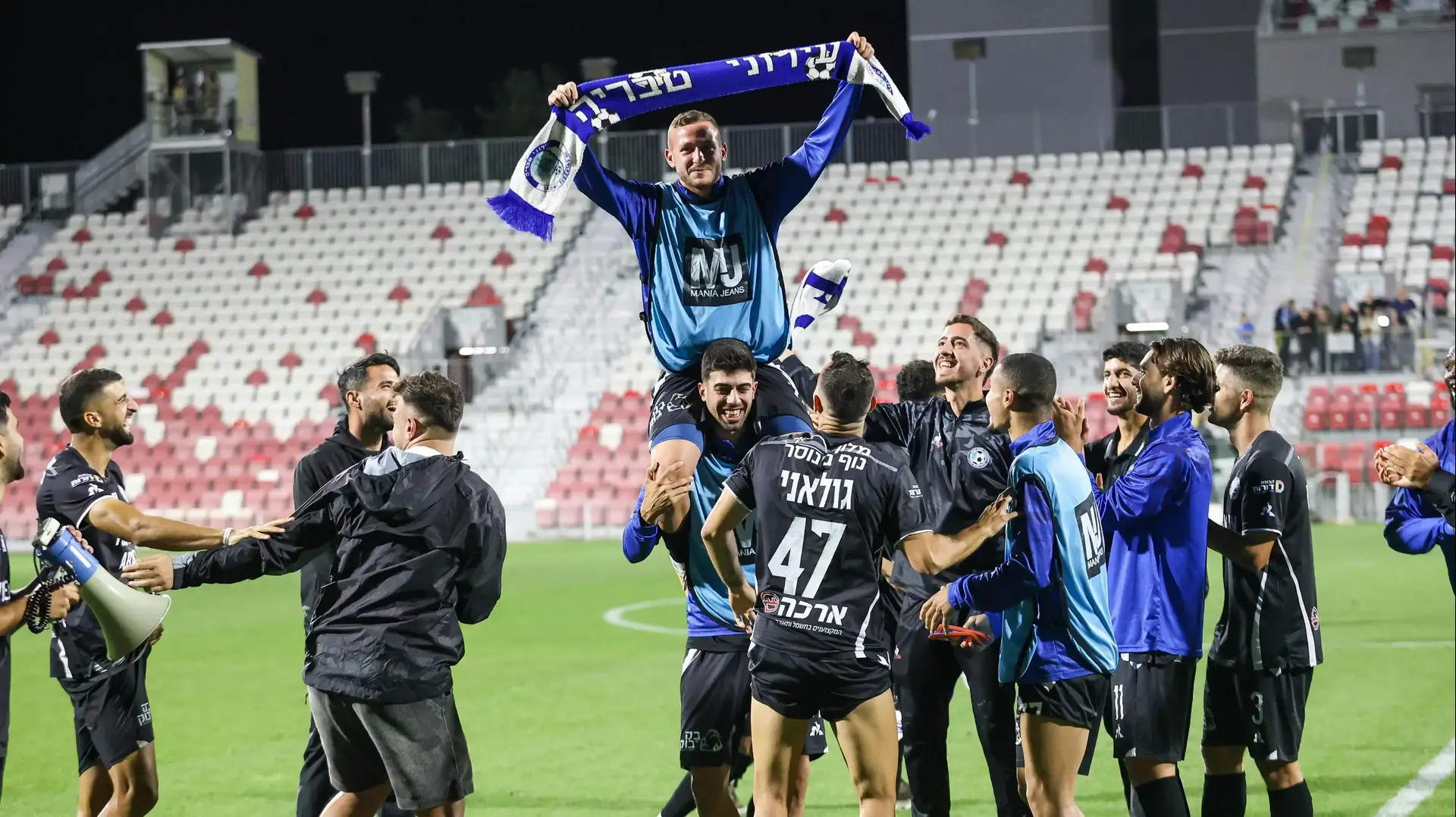 שחקני עירוני טבריה חוגגים הישארות