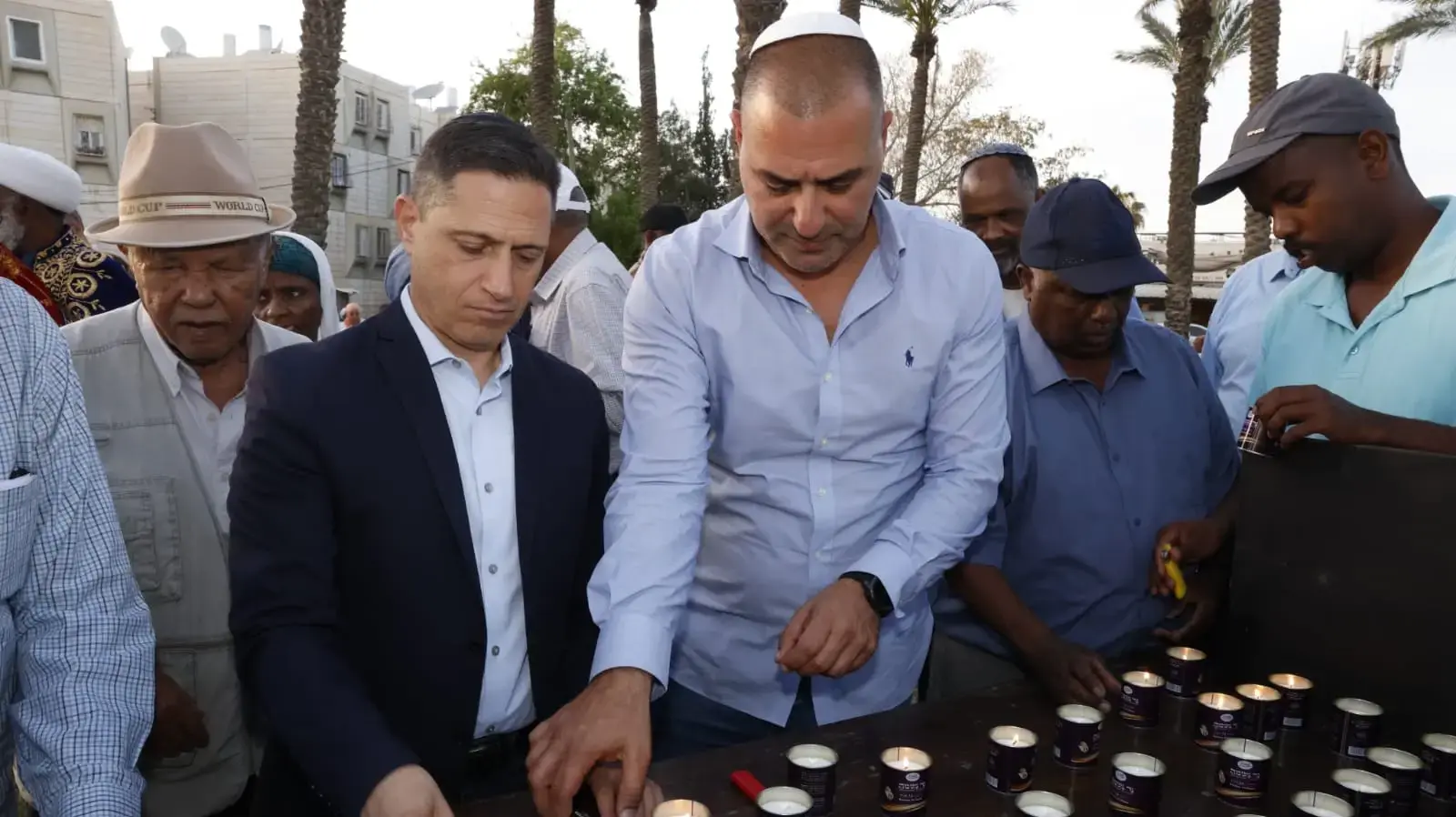 דנילוביץ' וסגנו מדליקים נרות בטקס הזיכרון ליהודי אתיופיה שנספו בדרכם ארצה