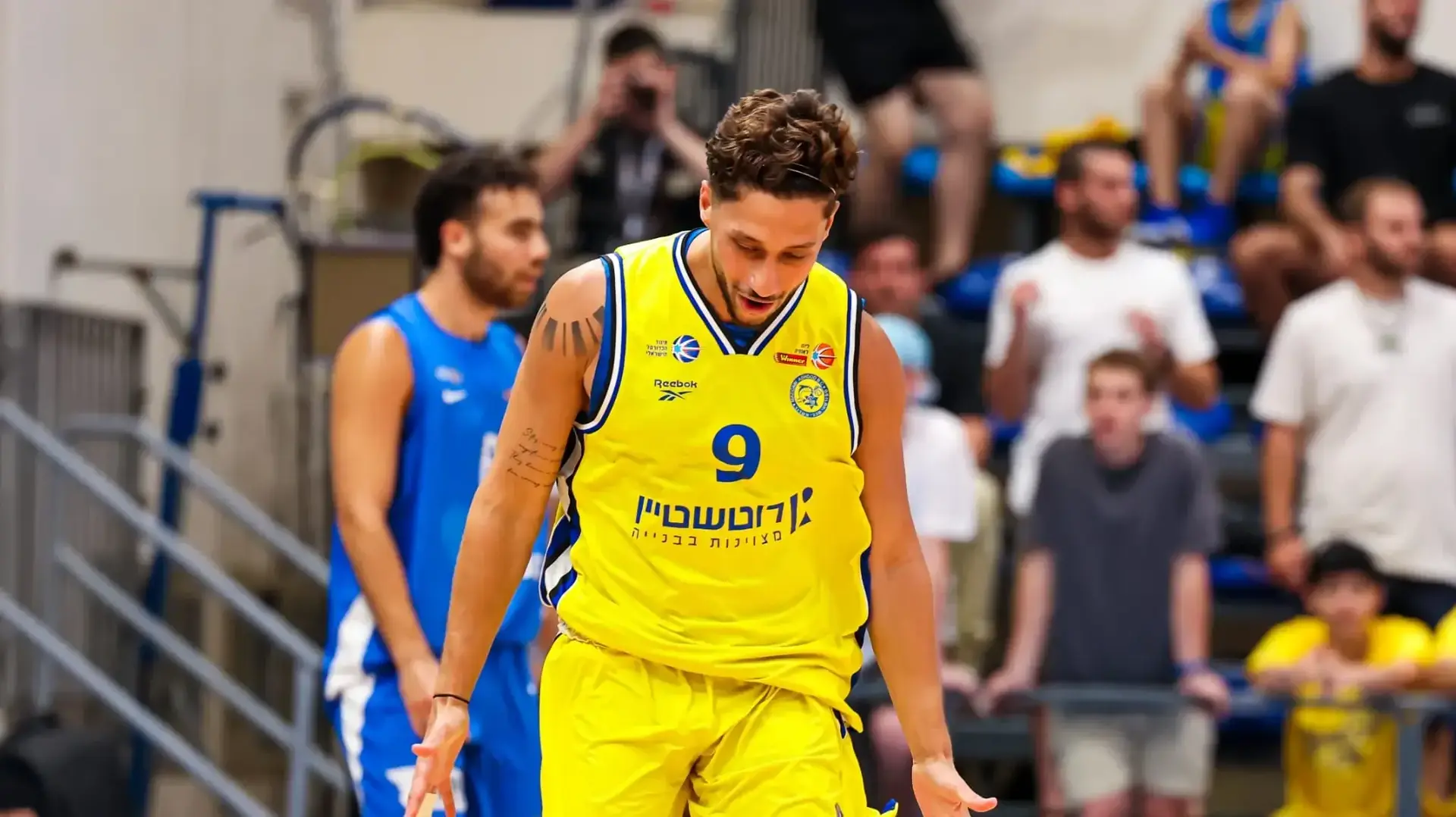 שחקן מכבי אשדוד חוגג מול מ.כ עוטף דרום