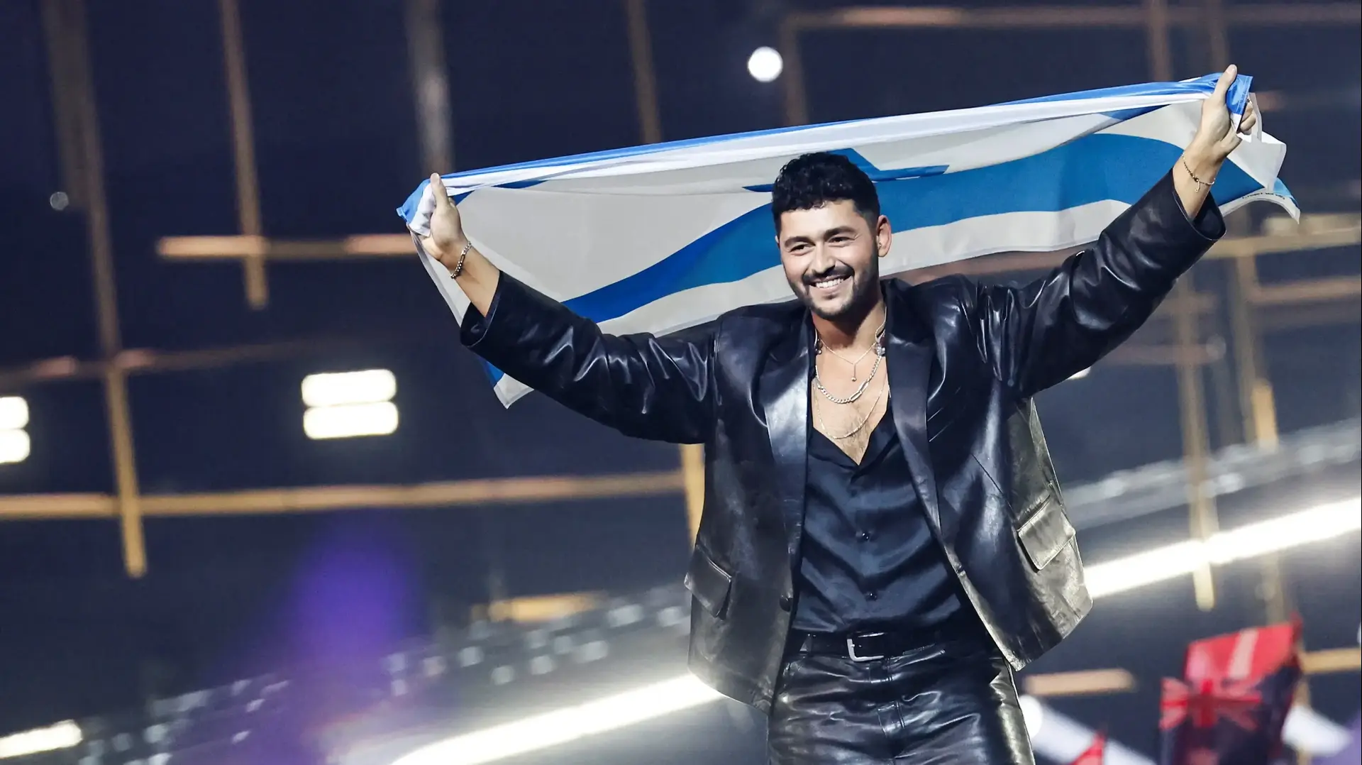 נועם בתן מצעד הדגלים בגמר אירווזיון 2026, וינה אוסטריה נועם בתן מצעד הדגלים בגמר אירווזיון 2026, וינה אוסטריה