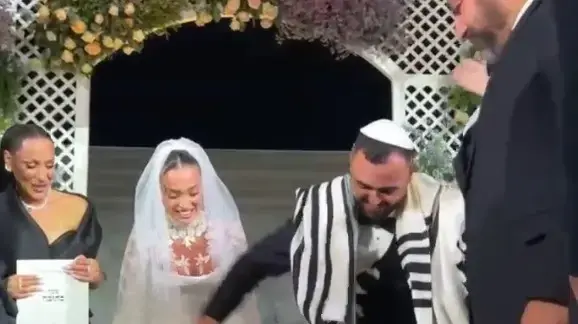 אושר כהן שובר את הכוס