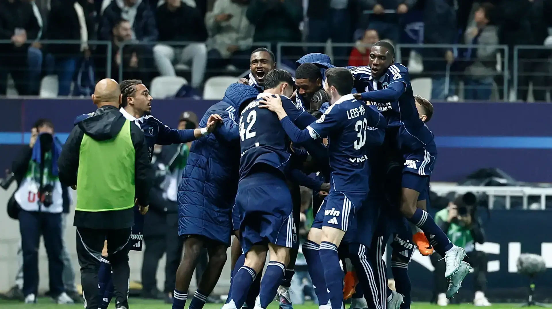 פריז FC חוגגת ניצחון בדרבי פריז FC חוגגת ניצחון בדרבי