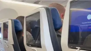 נוסע הטיח את גופו במושב בטיסה במשך שעתיים נוסע הטיח את גופו במושב בטיסה במשך שעתיים