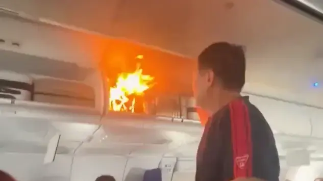 סוללה ניידת מתלקחת בטיסה