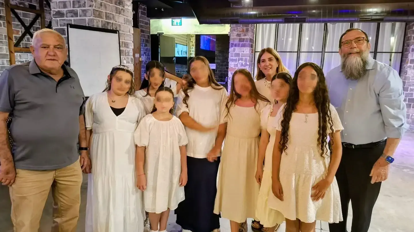 בנות המצווה יחד עם יהודה כהן, ענת נעים ושלמה שרף