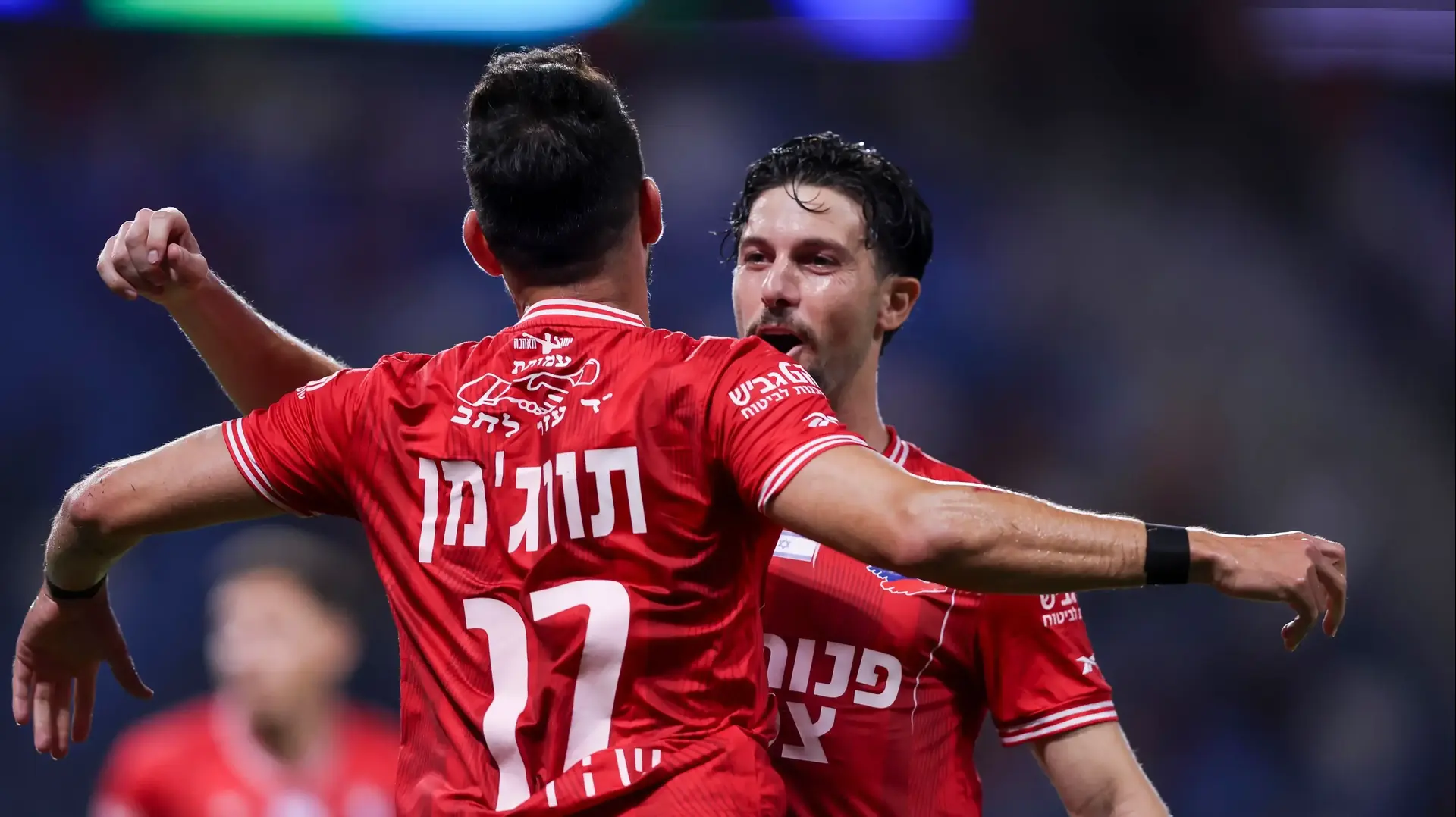 לירן רוטמן עם אלון תורג'מן שחקני הפועל חיפה חוגגים