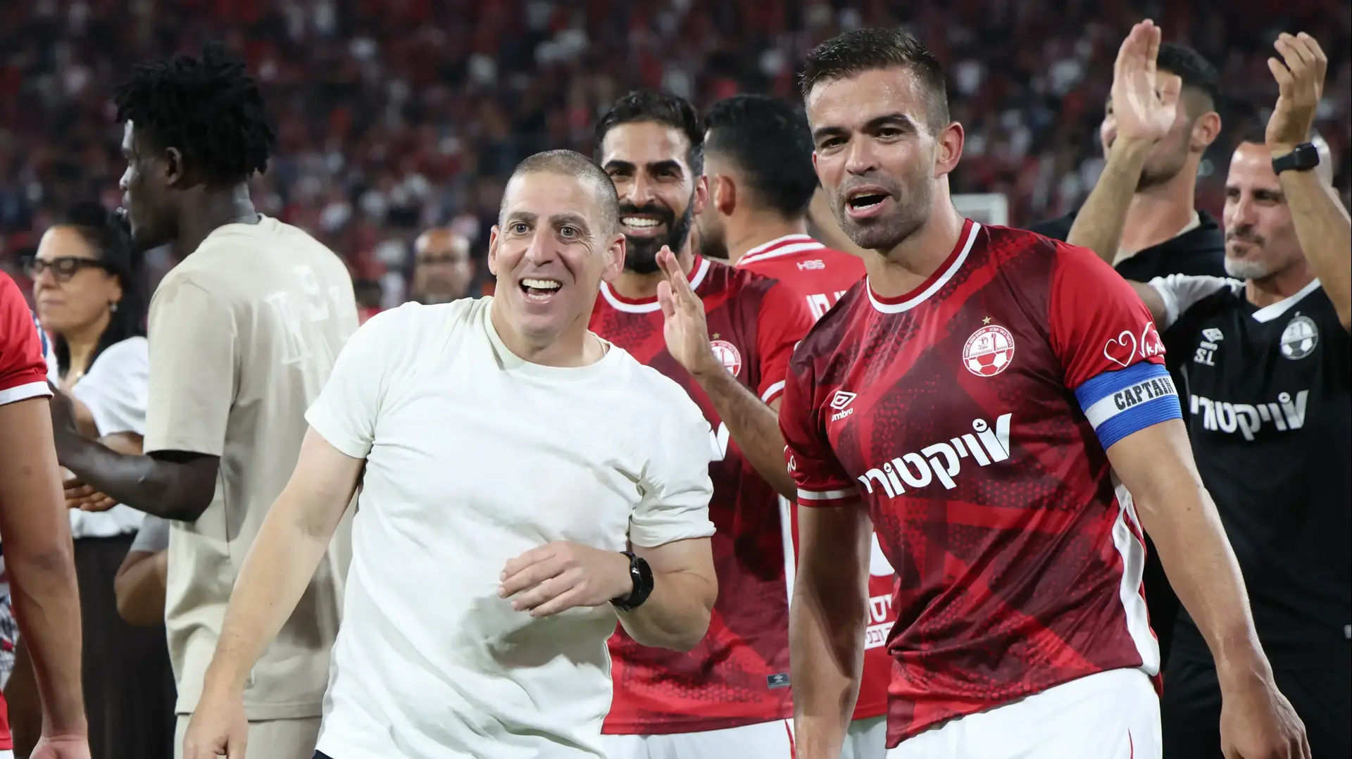 מיגל ויטור שחקן הפועל באר שבע חוגג אליפות עם המאמן רן קוז'וך