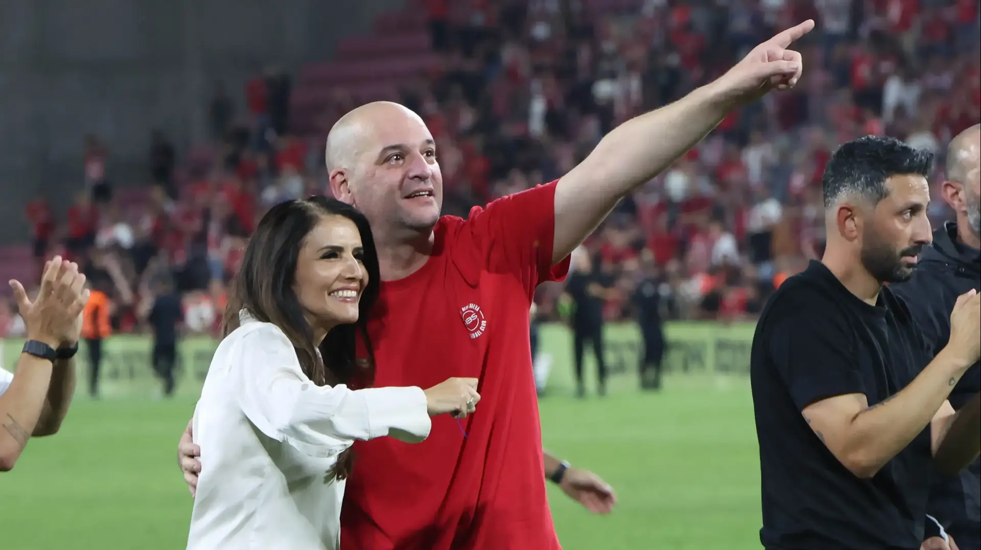 שורד השבי, יאיר הורן, חוגג אליפות של הפועל באר שבע עם אלונה ברקת