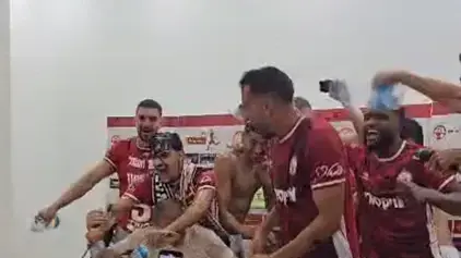 שחקני הפועל באר שבע חוגגים אליפות עם רן קוז'וך