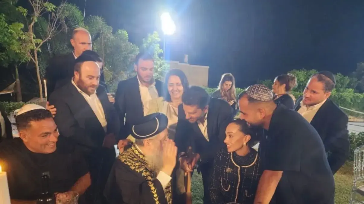 השרה גמליאל ובעלה עו"ד חובב דמרי מקבלים ברכה מהרב הראשי בשבע ברכות של עדן פינס ואושר כהן
