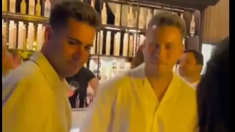 אבנר נתניהו מבלה במסיבה