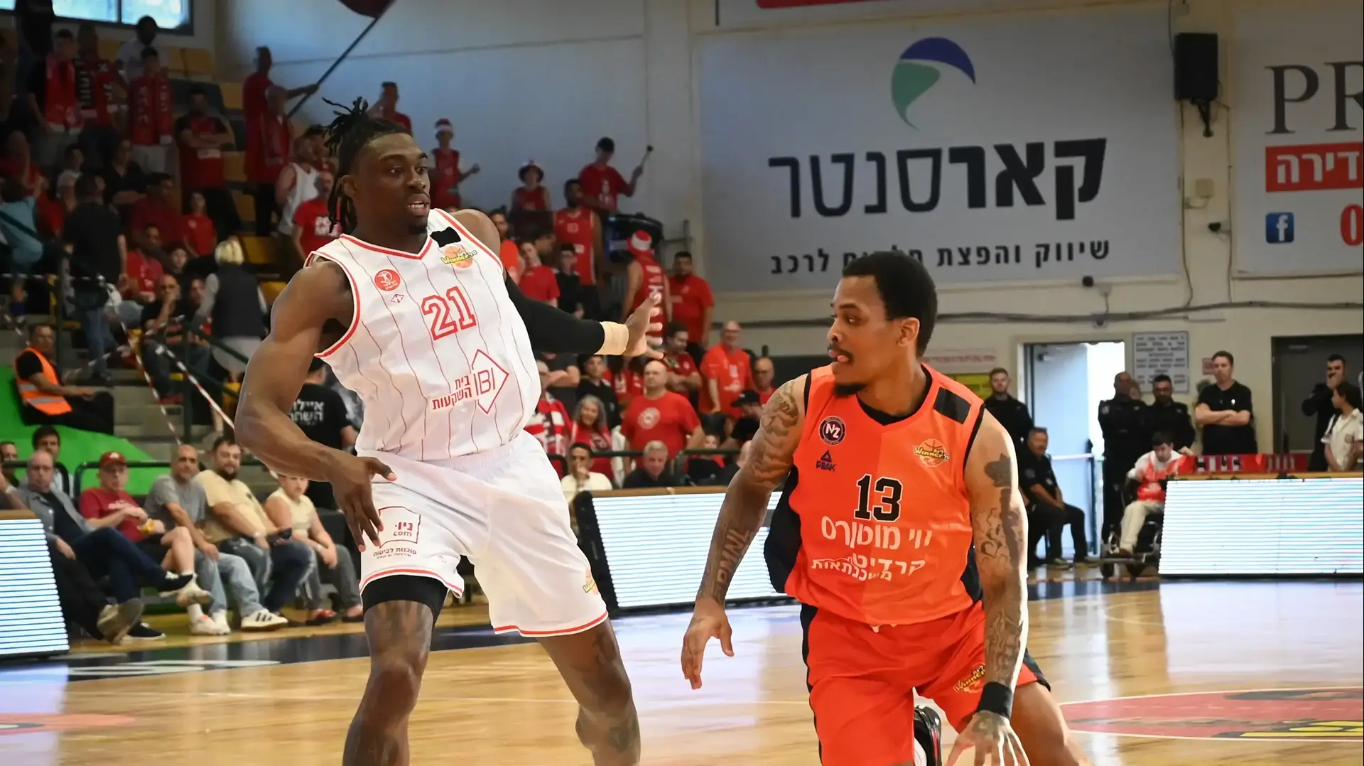 שחקן עירוני נס ציונה ג'יימס אקינג'ו מול שחקן הפועל תל אביב טאי אודיאסי