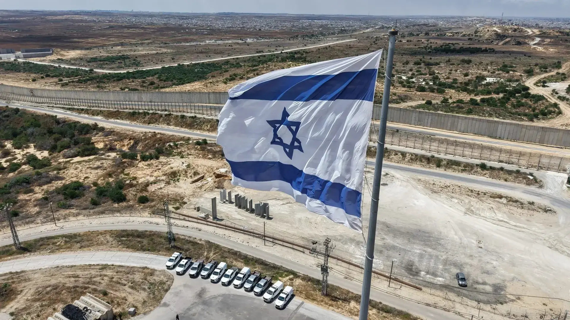 רכבי ביטחון מושבתים סמוך לחומה בנתיב העשרה כמחאה על הקיצוץ