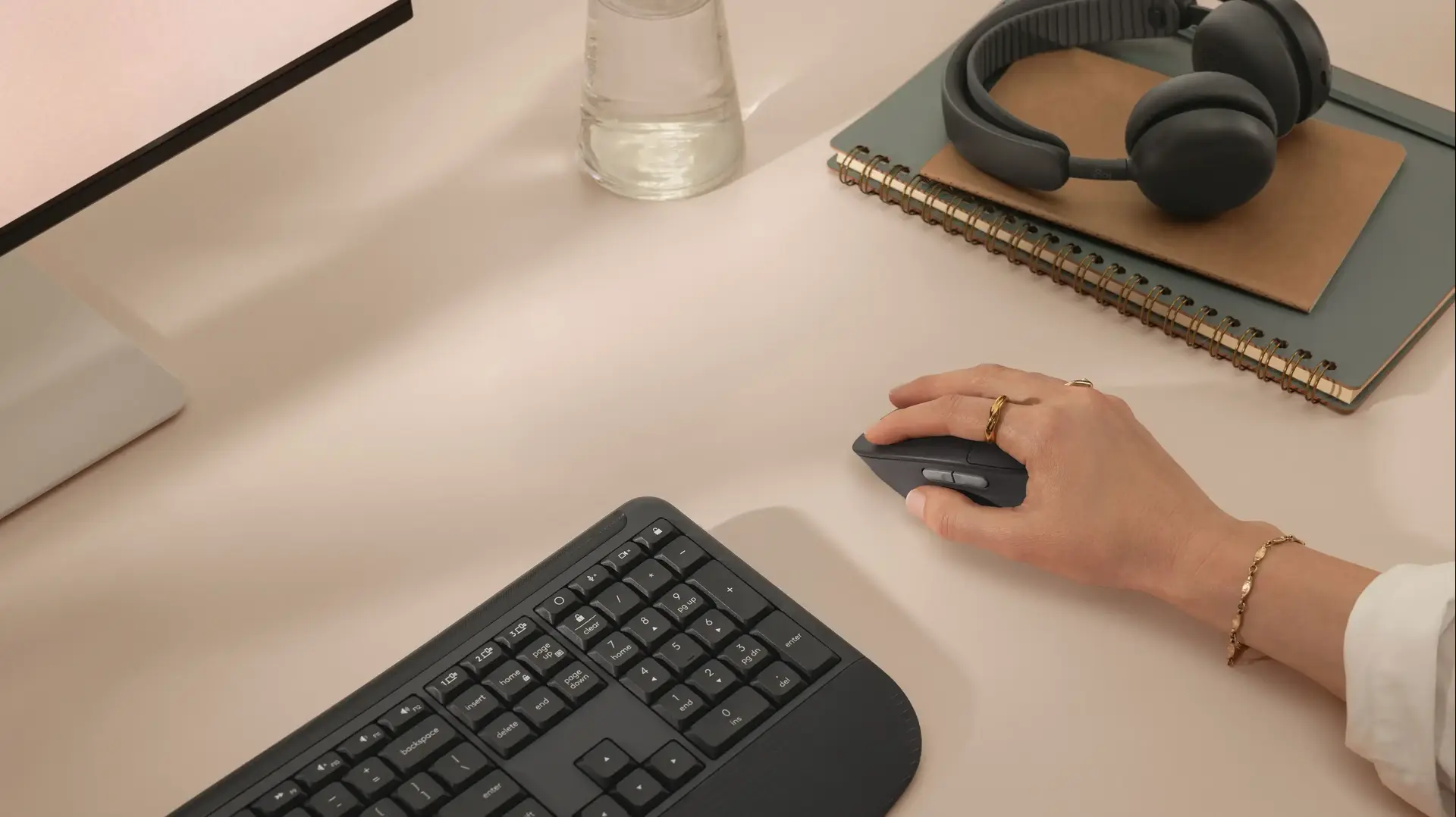 חברת Logitech משיקה את סדרת Signature Comfort Plus