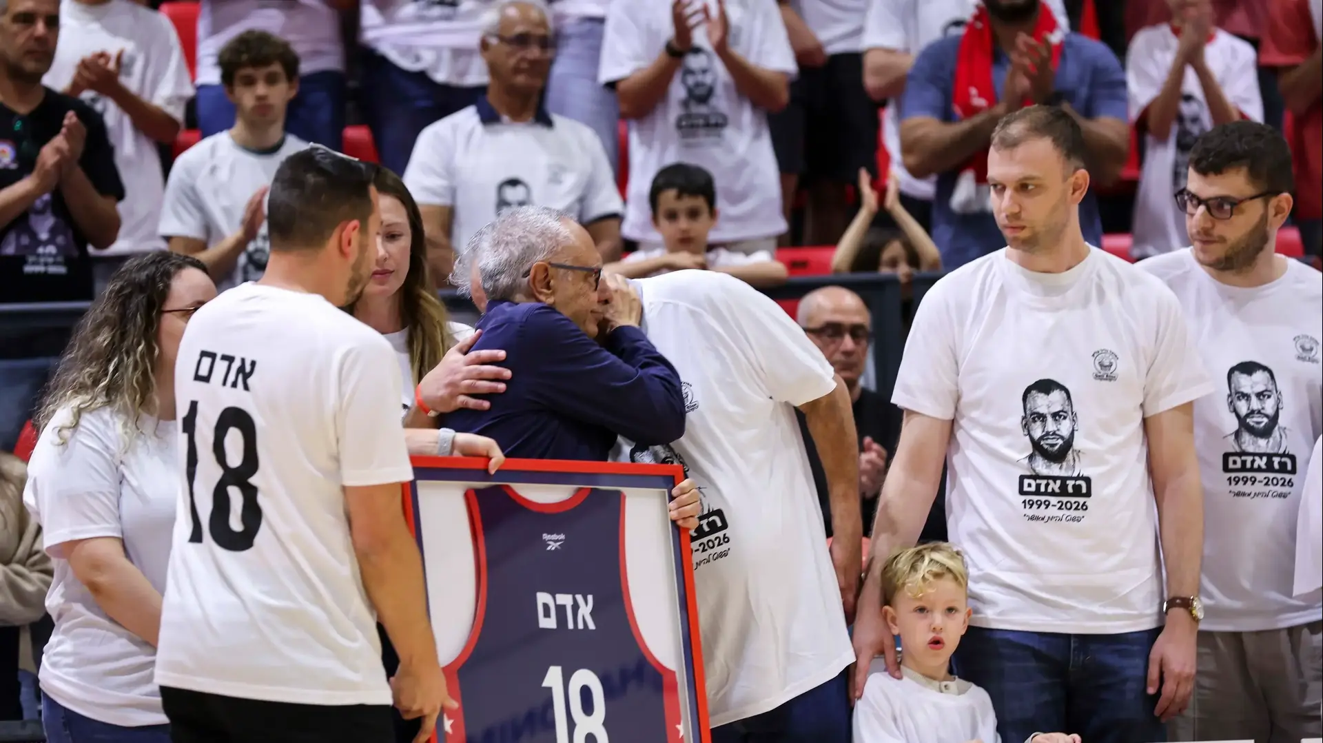 משפחתו של רז אדם בטקס של הפועל גליל עליון לזכרו