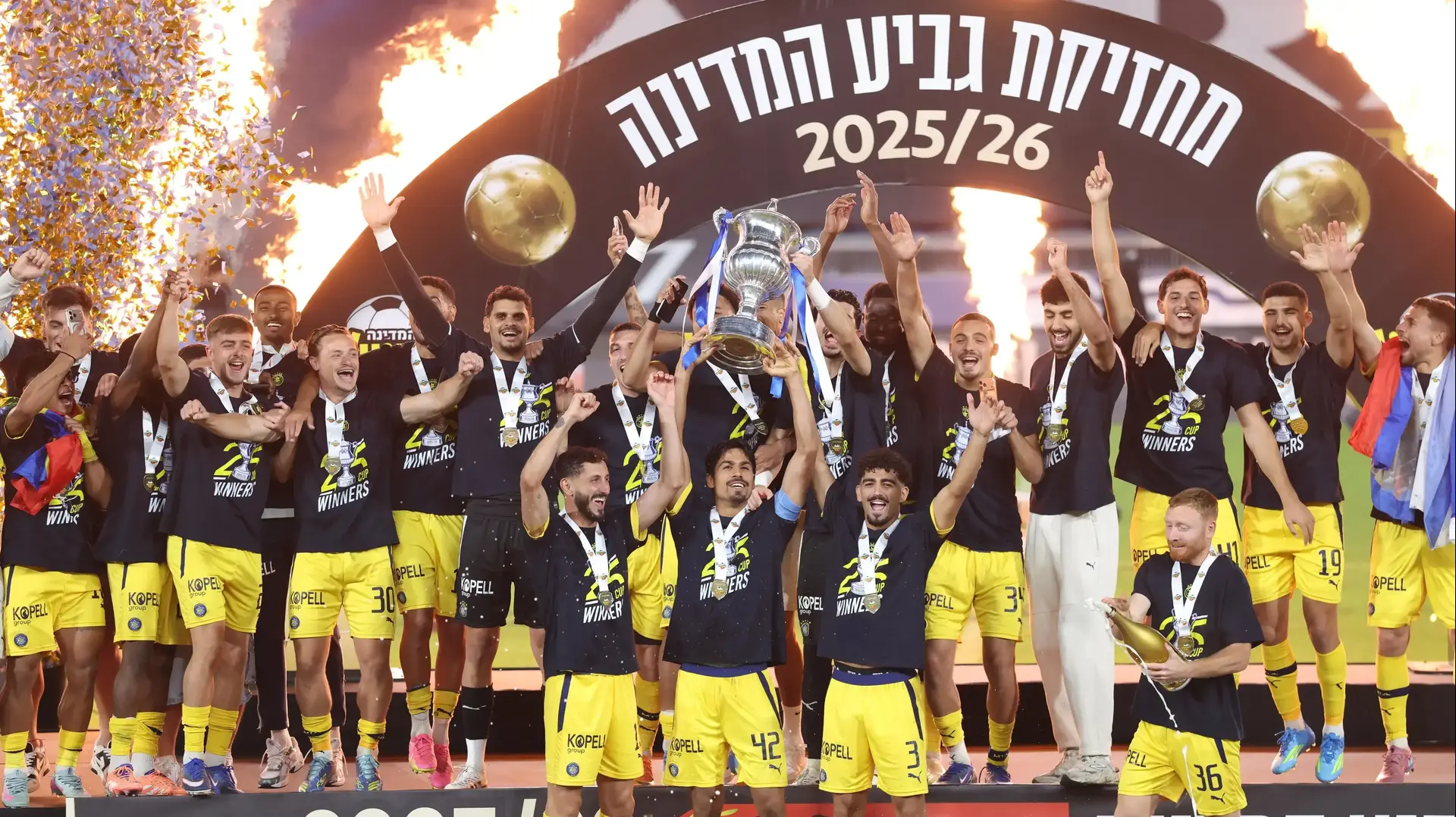 שחקני מכבי תל אביב מניפים את גביע המדינה 2026