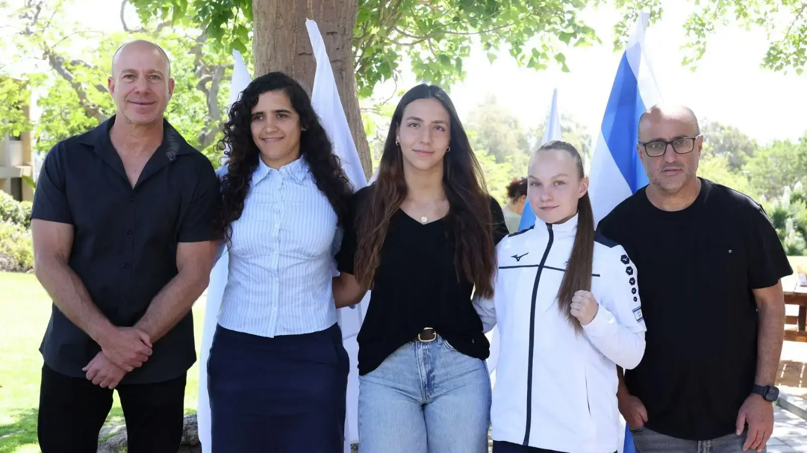 ליהיא בן דוד, יוליה סצ'קוב ושירי ויסמן עם יו"ר מכון וינגייט ארי שטינברג