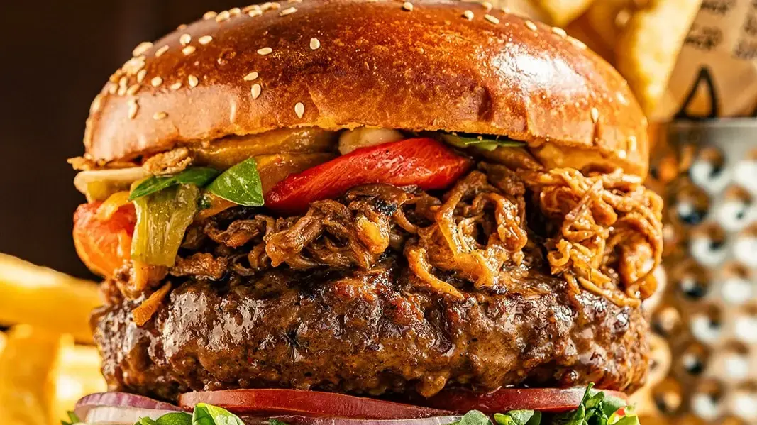 חשוב לקלות את הלחמנייה לפני האיחוד עם הקציצה. המבורגר ב-BBB