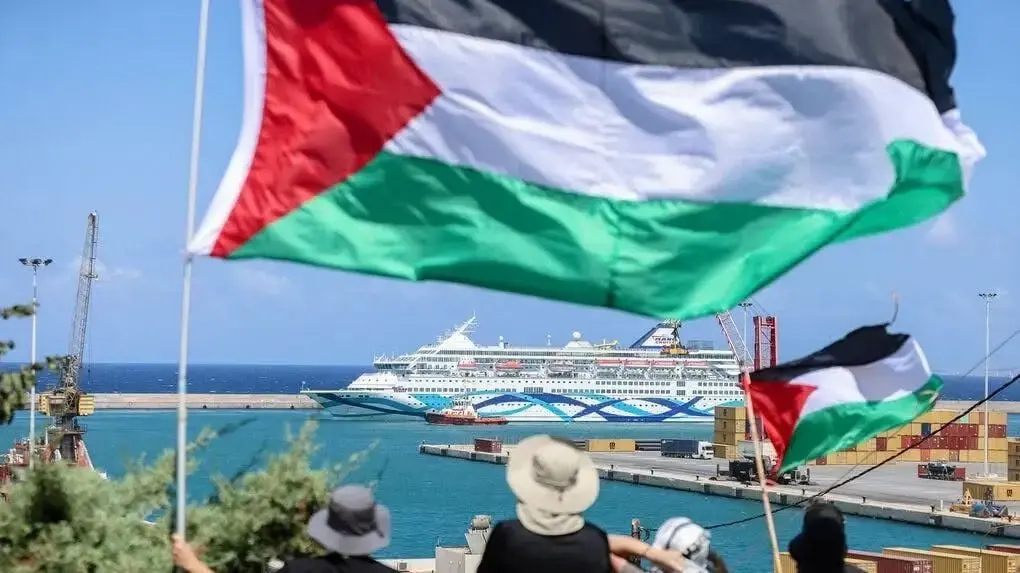 מחאה של עובדי נמל פיראוס נגד ספינה של מנו ספנות שהגיעה ליוון