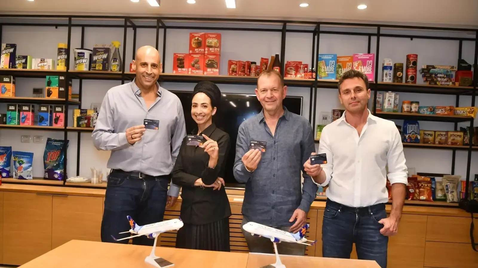 איתמר פורמן מנכ"ל ישראכרט, אורי סירקיס מנכ"ל ישראייר, יפית לוי מנכ"לית רמי לוי וליאור רביב משנה למנכ"ל וראש החטיבה הפרטית בישראכרט איתמר פורמן מנכ"ל ישראכרט, אורי סירקיס מנכ"ל ישראייר, יפית לוי מנכ"לית רמי לוי וליאור רביב משנה למנכ"ל וראש החטיבה הפרטית בישראכרט