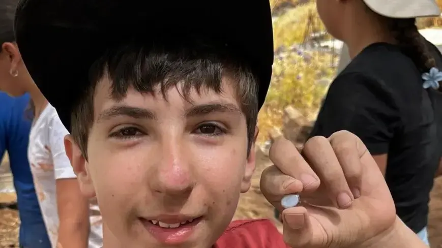 תלמיד בן 12 מצא אבן עתיקה בכורזים