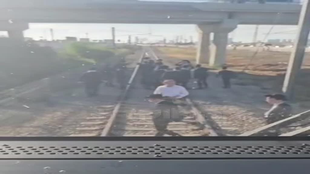 חרדים חוסמים את מסילת רכבת ישראל באזור גנות
