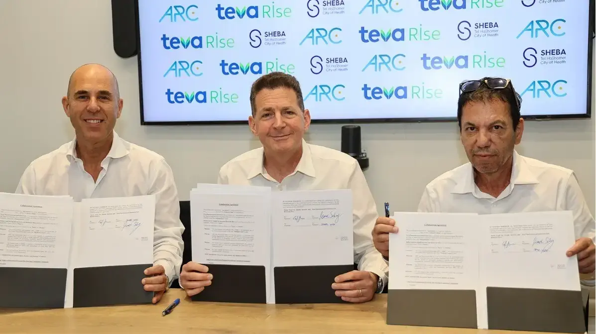 תמונה (משמאל לימין) של יוסי אופק, פרופ׳ איל צימליכמן, ומרק סבג
