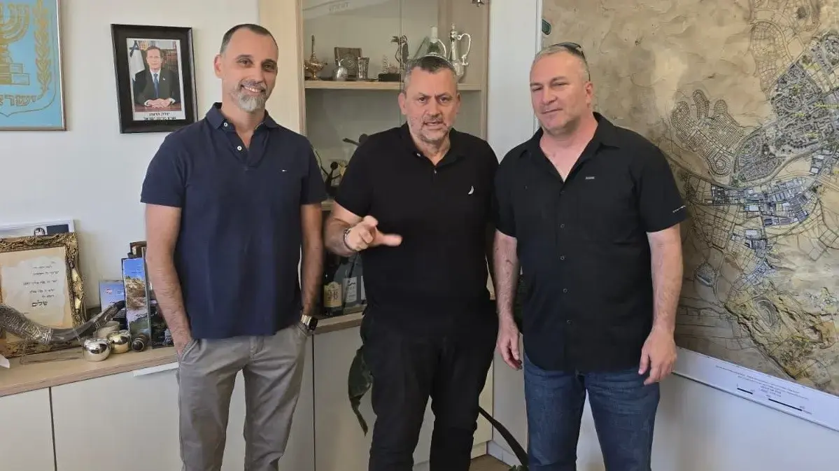 ראש עיריית ערד יאיר מעיין עם סמנכ״ל תכנון ופיתוח של חברת נופר ומנכ״ל החברה הכלכלית ערד