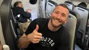 נוסע סורר נקשר בטיסה נוסע סורר נקשר בטיסה