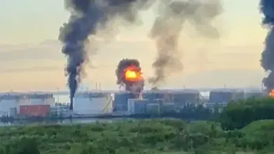 עשן מיתמר מבית זיקוק שהותקף על ידי אוקראינה בעיר סנט פטרסבורג. 3 יוני 2026