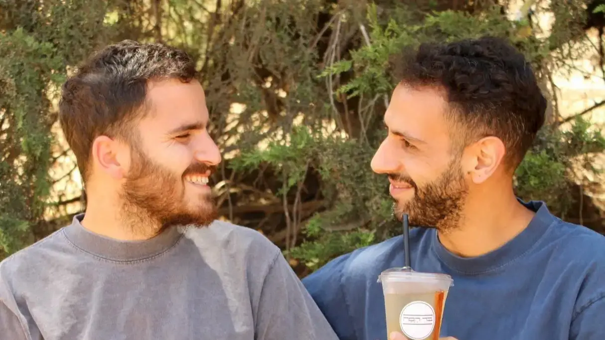 מקום שמקבל את כוווולם. בר ג'נאח ובן זוגו עומר איזנברג מבר קפה