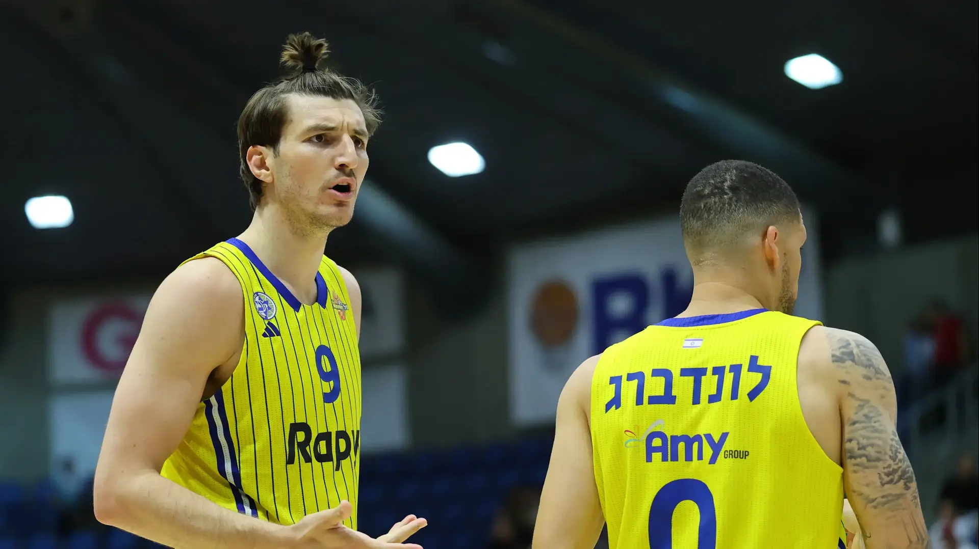 רומן סורקין ואיפה לונדברגי שחקני מכבי תל אביב מול הפועל באר שבע