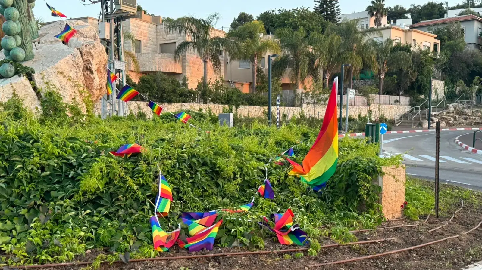 דגלים שנתלו לציון חודש הגאווה, הורדו והושחתו