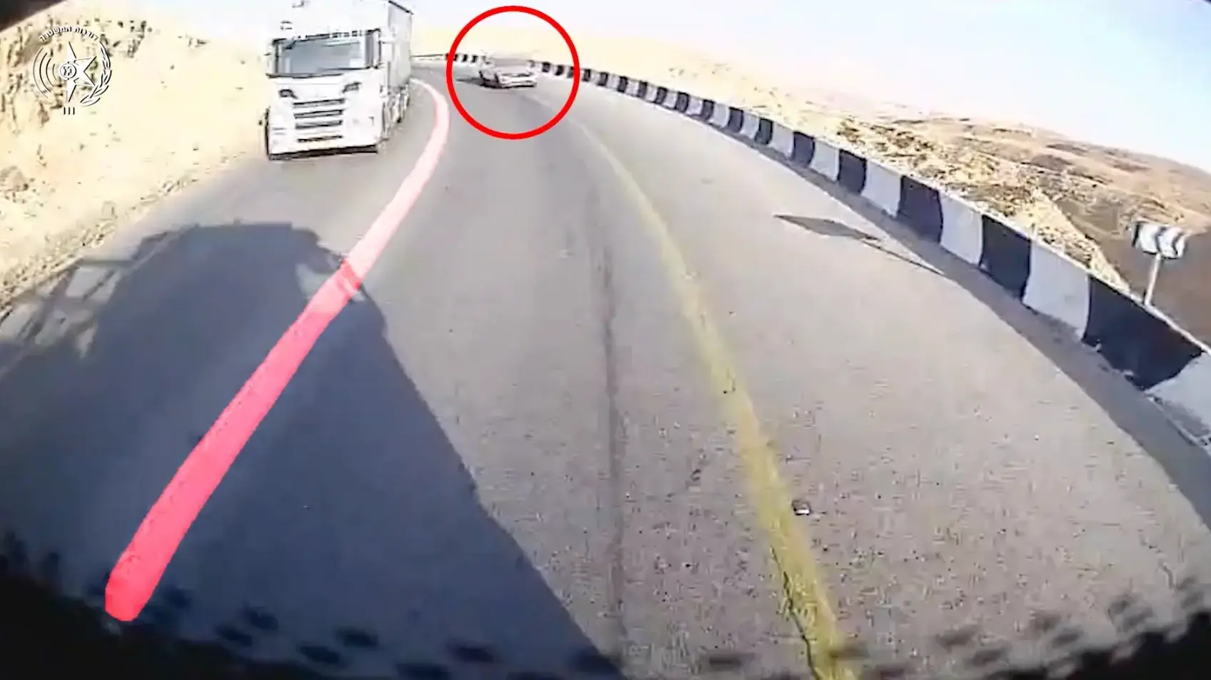 עקף משאית בקו הפרדה רצוף בכביש 25, כשמולו משאית