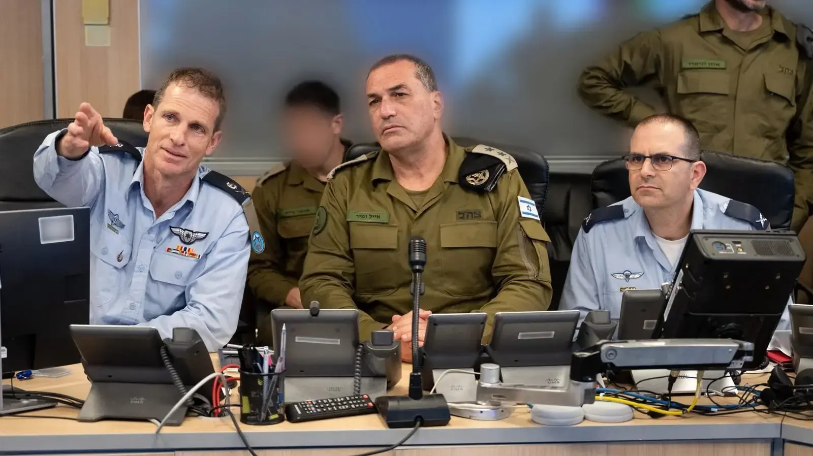 הרמטכ"ל ובכירי צה"ל מבור חיל האוויר מפקדים
על תקיפות צה"ל באיראן