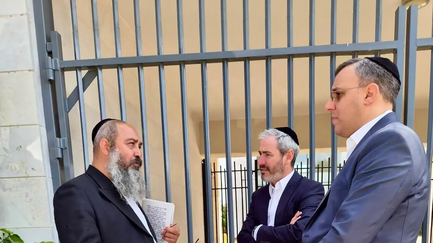 חברי הכנסת ממפלגת ש"ס יוסי טייב ויוני משריקי בביקור עריקים, כלא 10, 8 ביוני 2026