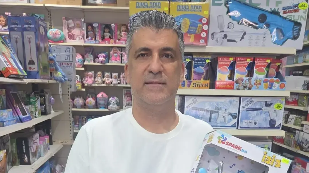 ברוך חדד עם הבובה "בובו" בחנות הצעצועים שלו בבאר שבע