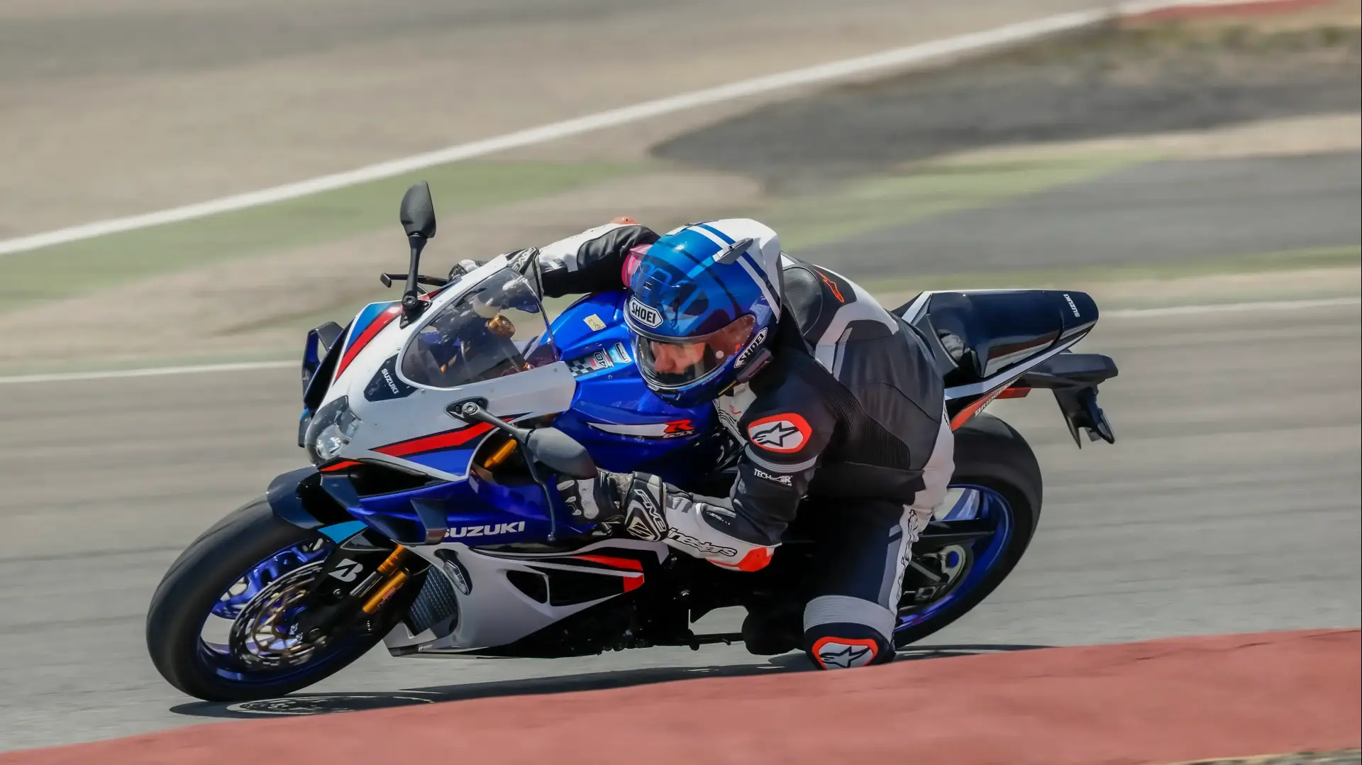 דני קושמרו מתחרה עם סוזוקי GSX-R1000 על מסלול