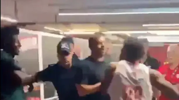 טייריק ג'ונס תוקף את קנדריק נאן בסיום הניצחון של אולימפיאקוס על פנאתינייקוס טייריק ג'ונס תוקף את קנדריק נאן בסיום הניצחון של אולימפיאקוס על פנאתינייקוס