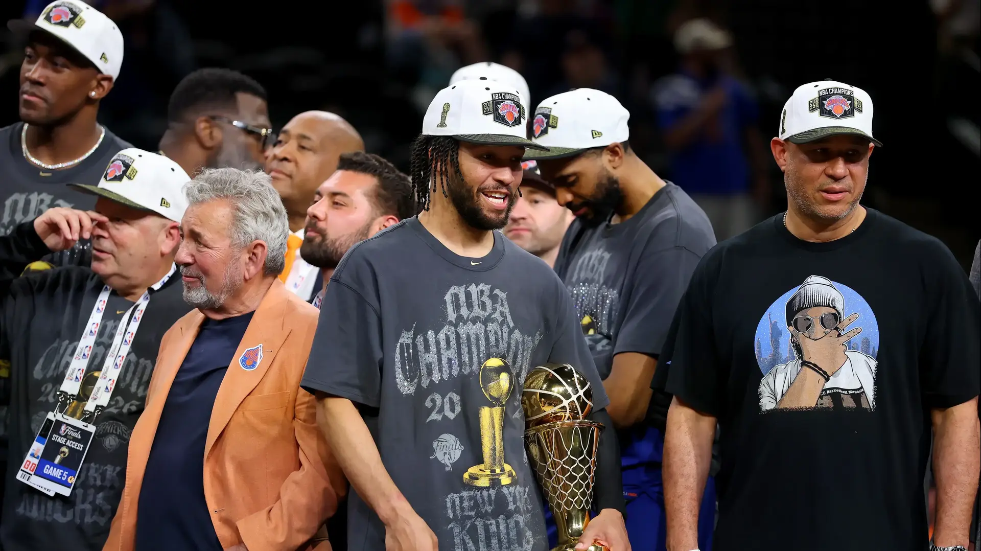 ג'יילן ברונסון, כוכב ניו יורק ניקס, עם גביע ה-MVP של סדרת הגמר ג'יילן ברונסון, כוכב ניו יורק ניקס, עם גביע ה-MVP של סדרת הגמר