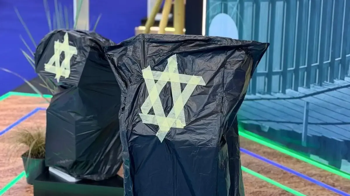 מיצגי במחאה בתערוכת יורוסאטורי
