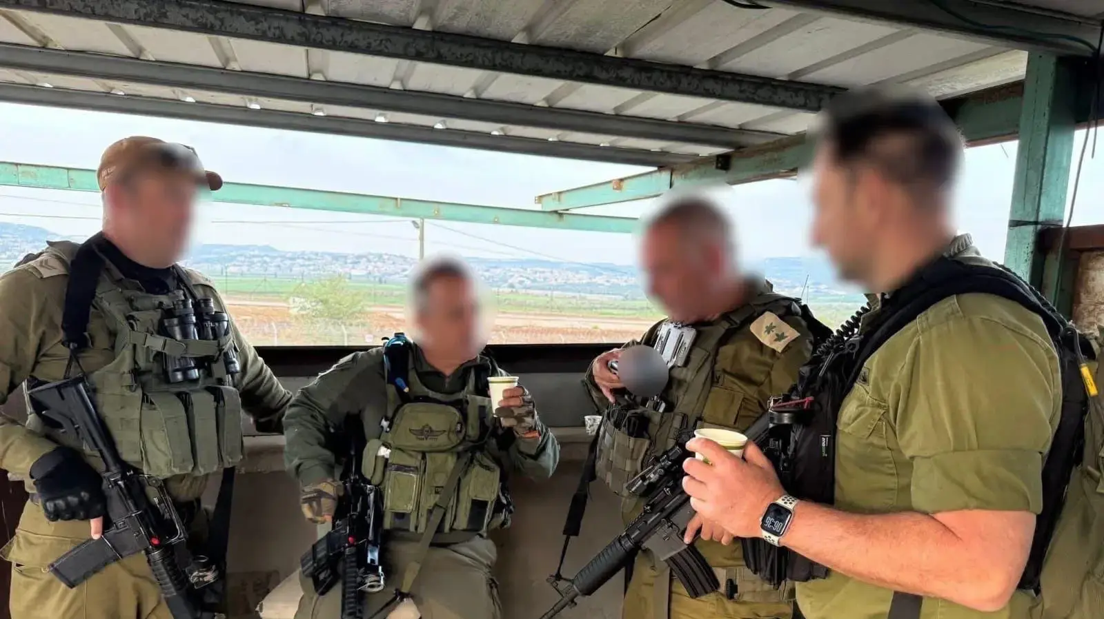 סא"ל (במיל') א' עם חבריו לגדוד