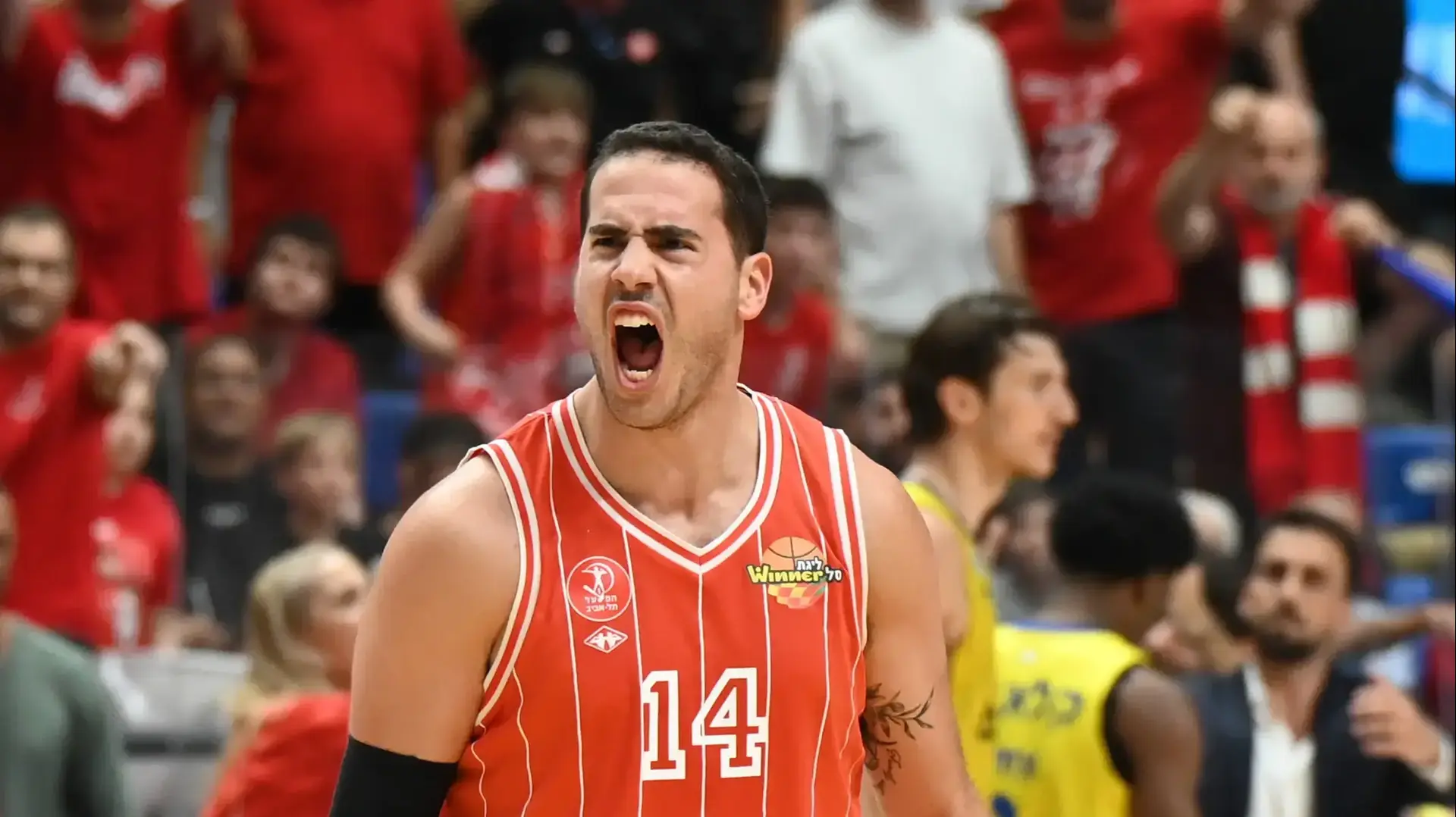 עוז בלייזר שחקן הפועל תל אביב חוגג מול מכבי תל אביב