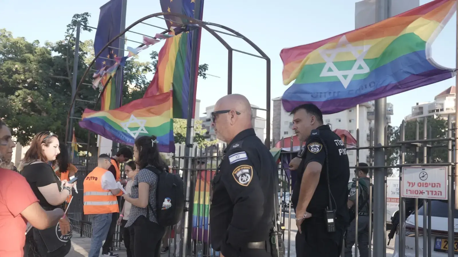 שוטרים בנקודת היציאה למצעד הגאווה בבאר שבע, במתחם הקטר