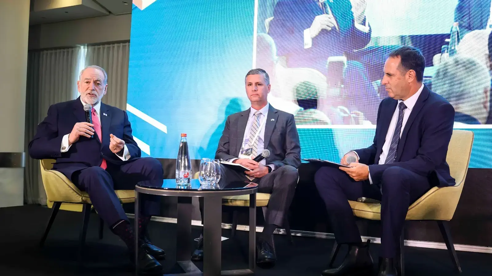 מייק האקבי וג'ק בייקר בכנס פסגת האנרגיה 2026
