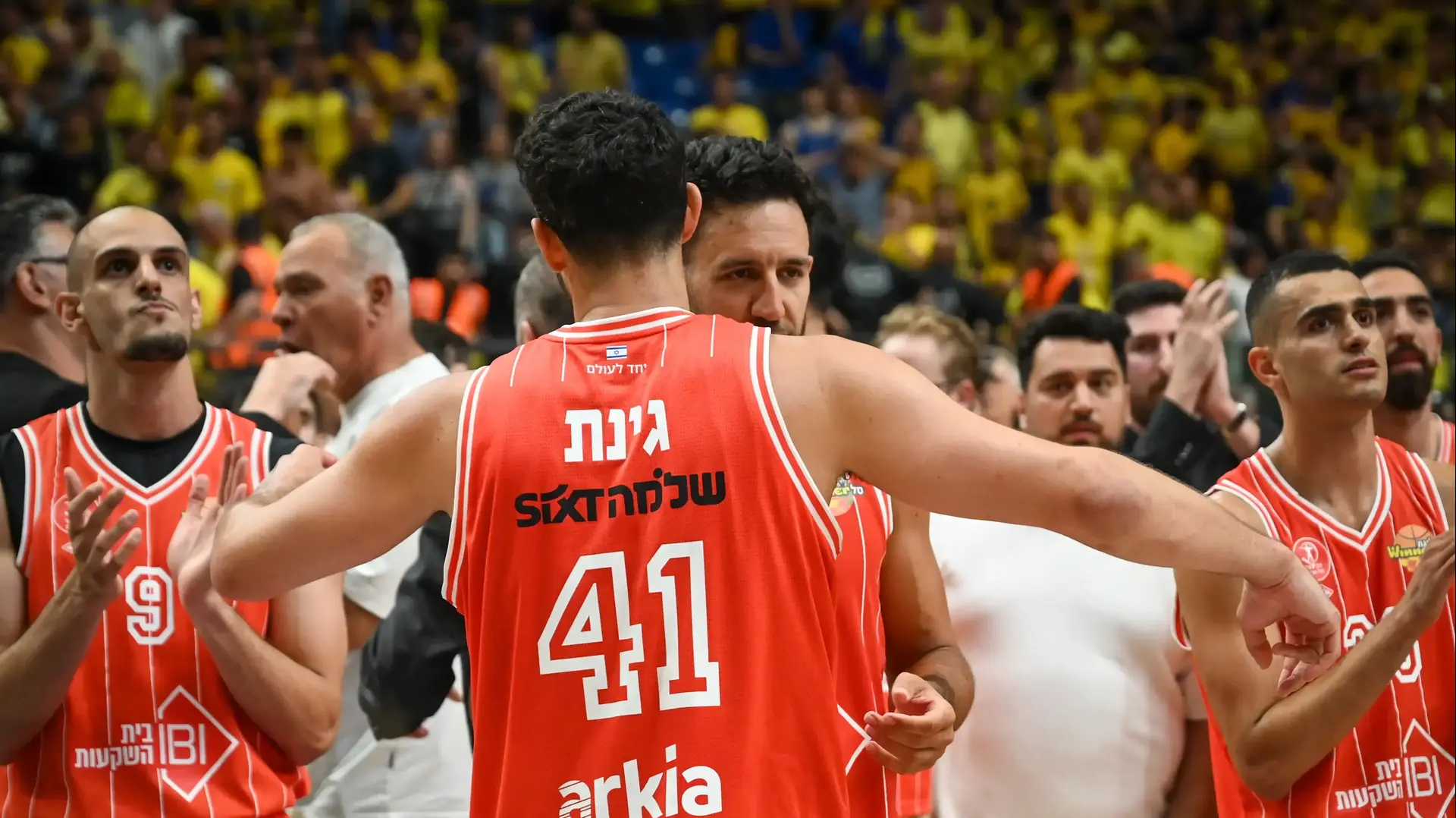 שחקן הפועל תל אביב ואסילייה מיציץ' עם תומר גינת
