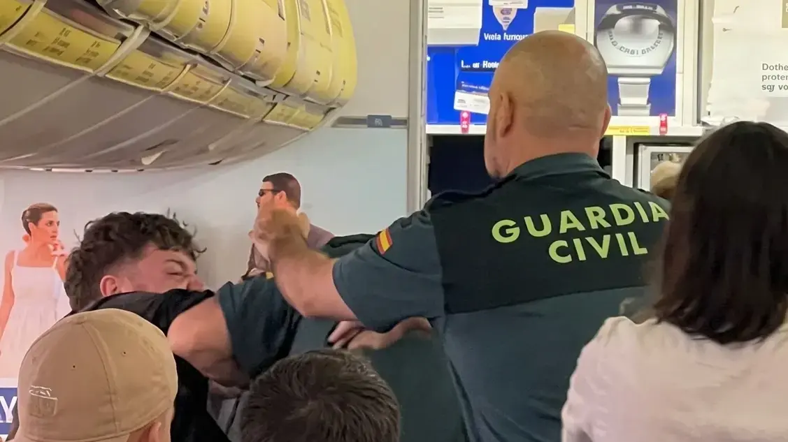 נוסע אלים בטיסת ריינאייר נוסע אלים בטיסת ריינאייר