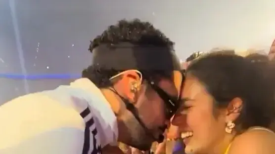 באד באני ברגע קרוב מאוד עם מעריצה בגרמניה